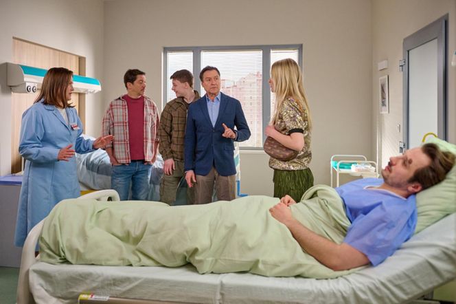 Na Wspólnej, odc. 4037. Junior (Jan Leśniewski), Bogdan (Wojciech Brzeziński), Rafał Cielecki (Jacek Kawalec) 