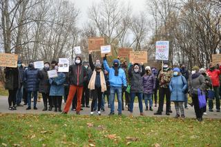 Protest przeciwko inwestycji w parku Dolinka Służewiecka