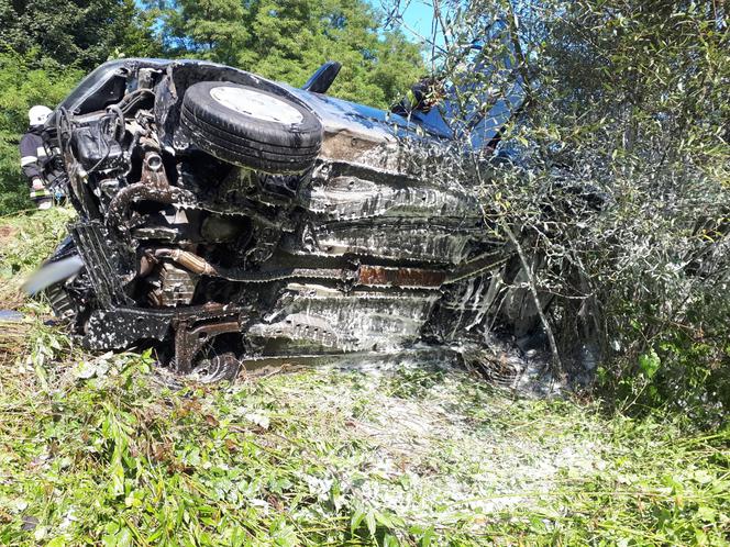 O krok od tragedii w Naszacowicach. Opel uderzył w latarnię i zatrzymał się na skarpie