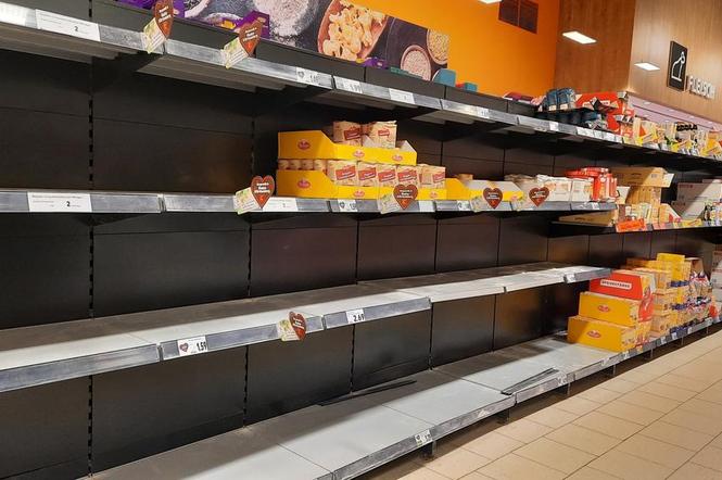 TŁUMY Niemców w polskich sklepach! Masowo wykupują olej, makaron i konserwy