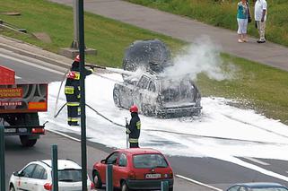 Auto stanęło w płomieniach