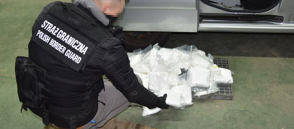 Augustów. Odkryto kokainę wartą 12 mln zł. Mężczyzna ukrył ją w zbiorniku paliwa [GALERIA]