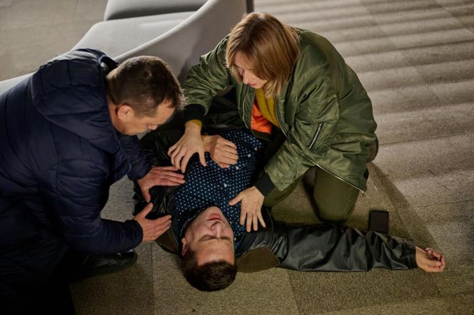 Na Wspólnej odc. 3984. Iga (Lidia Sadowa), Michał (Robert Kudelski), Sławek (Mariusz Słupiński)