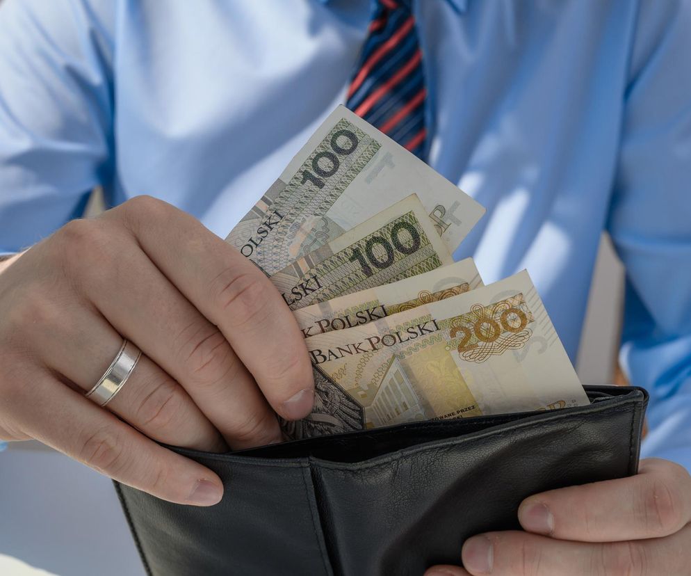 Ponad 900 zł ekstra do pensji. Sprawdź, kto zobaczy tę kwotę na koncie we wrześniu