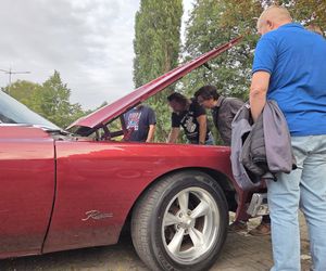 Klasyczna motoryzacja znów zachwyciła Bydgoszcz. „Bydgoskie Klasyki Nocą” przy Torbydzie