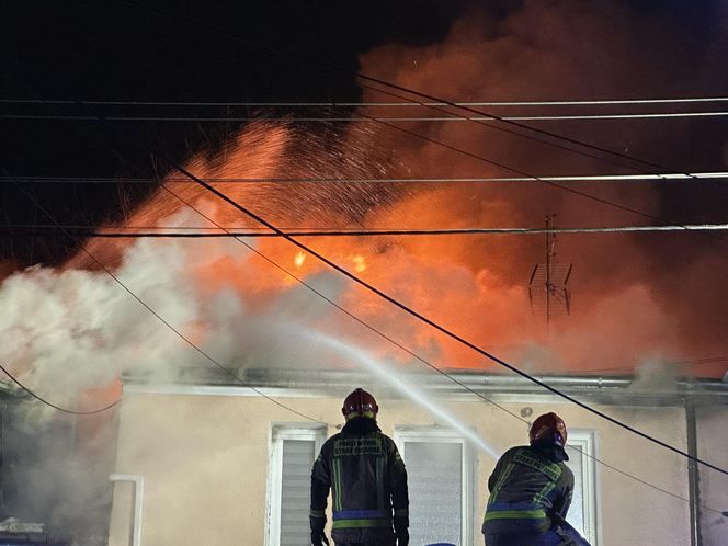 Nocny pożar w Falenicy. Strażacy walczyli z ogniem do rana
