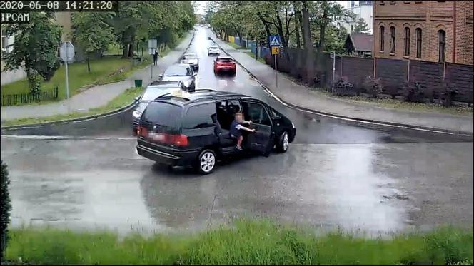 Śląskie: Chłopiec wypadł z auta na ulicę w czasie jazdy! O włos od tragedii