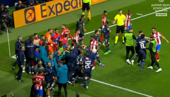 Zadyma podczas meczu Atletico - Manchester City