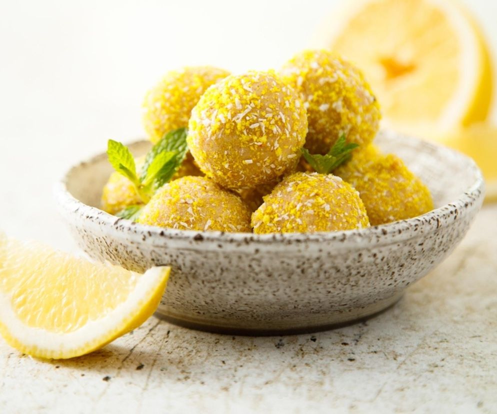Elegancki deser, który przygotujesz w kilka chwil. Orzeźwiające trufle cytrynowe to strzał w 10