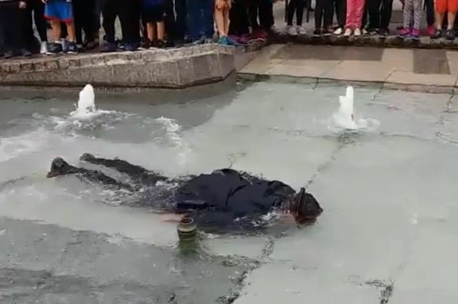 Burmistrz kąpał się w fontannie