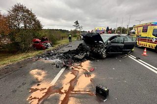 Potworna czołówka pod Bydgoszczą. Z samochodów niewiele zostało. Policja: kierowca zrobił to celowo