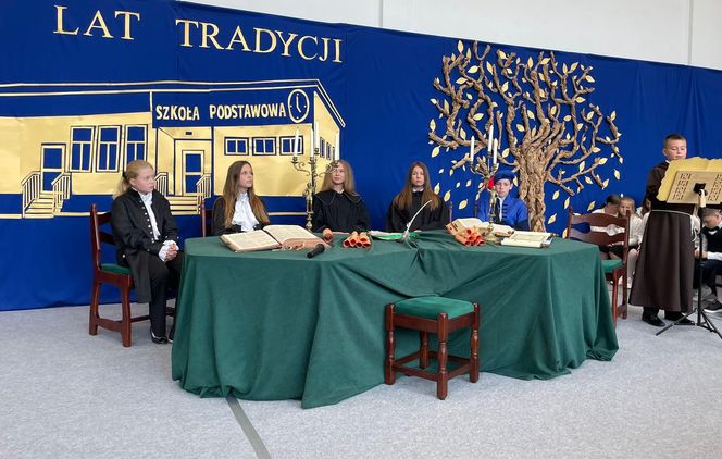 Pierwsza Dama uczciła z uczniami 100 lat od nadania imienia Stefana Batorego Szkole Podstawowej w Liwie