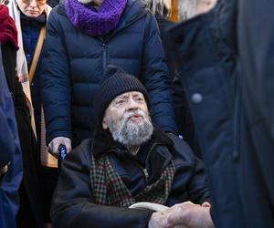 Janusz Michałowski na wózku inwalidzkim na pogrzebie żony