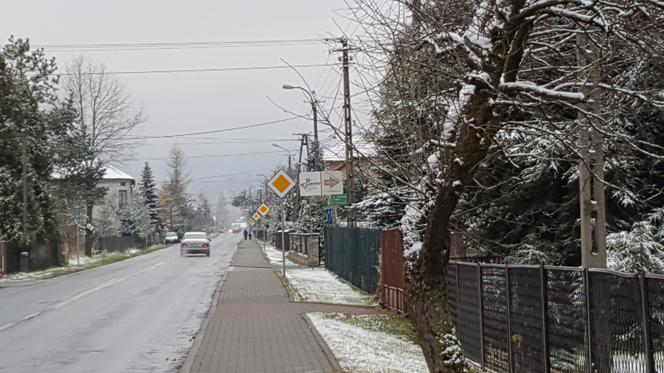 Absurd drogowy w Jeleśni: Ta droga z pierwszeństwem przejazdu jest naprawdę dobrze oznakowana
