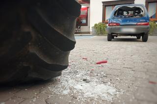 Ciągnik wjechał w seicento. Przerażony kierowca mógł tylko patrzeć. Nietypowa kolizja na stacji paliw