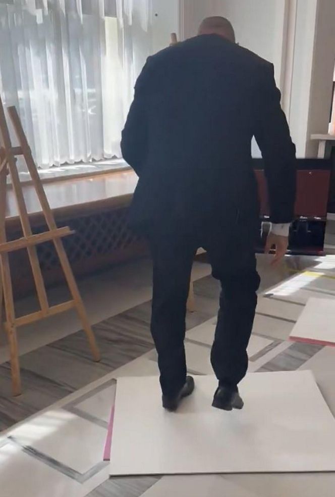 Grzegorz Braun pojawił się w Sejmie. Wpadł w furię i zdemolował wystawę!