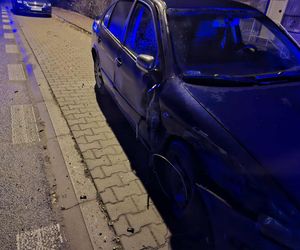Szalony rajd pijanego kierowcy w Brodach. Uszkodził trzy auta, skończył na drzewie