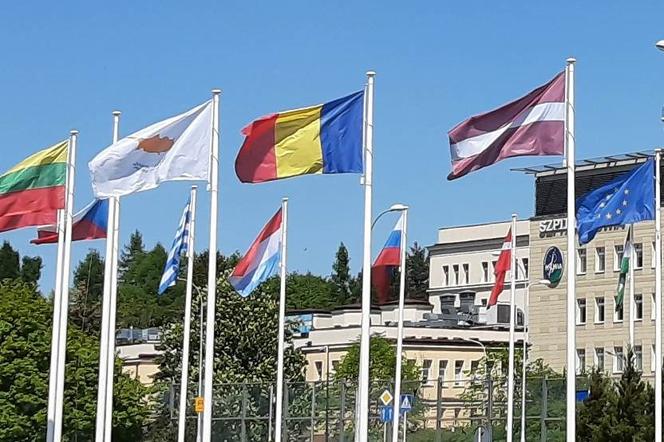 1. Gdzie znajdziemy flagi wielu państw w Rzeszowie? 