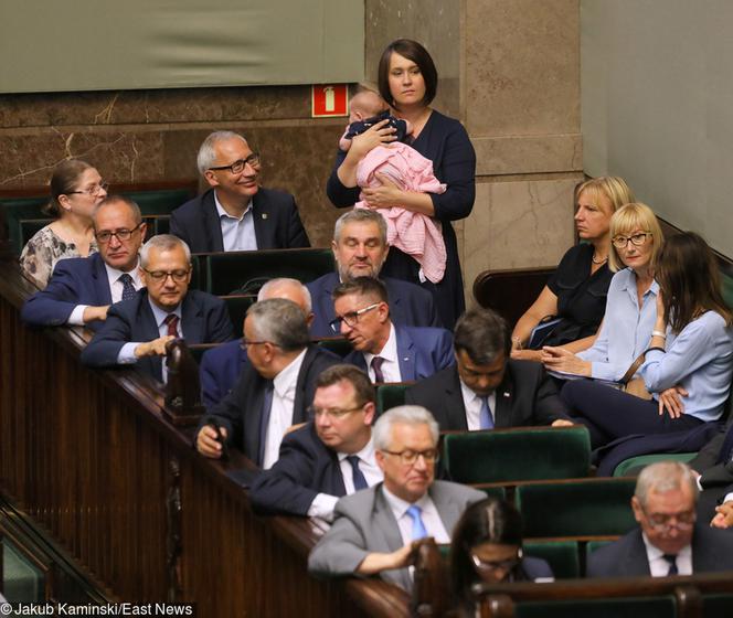 Siarkowska z dzieckiem w sejmie