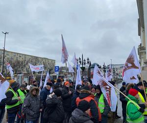 Warszawa: pracownicy MPO protestowali przed ratuszem