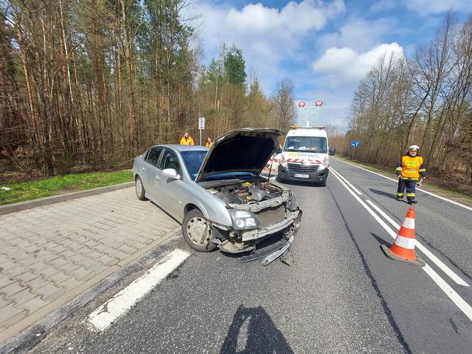 Pod Lubienią dachowało auto osobowe. Jedna osoba poszkodowana