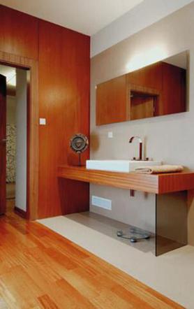 Drewno i płytki ceramiczne w łazience