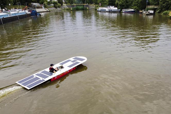 Studenci Politechniki Wrocławskiej testowali łódź napędzaną energią słoneczną