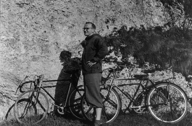 Biskup Wojtyła na wycieczce rowerowej w Książu w latach 60. XX w. 