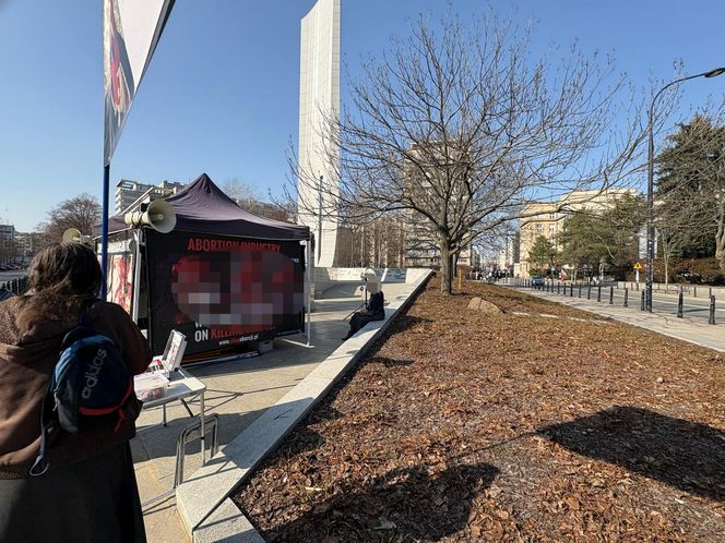 Dziennikarka „Super Expressu” oblana farbą i wyrzucona z pikiety antyaborcjonistów. „Wynocha z mojego zgromadzenia!”