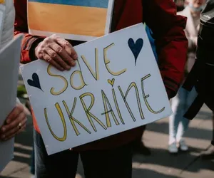 Wiara w zwycięstwo Ukrainy w wojnie z Rosją. Manifestacja w Toruniu