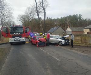 Czołowe zderzenie samochodów w Osieku. Wśród poszkodowanych kobieta w ciąży