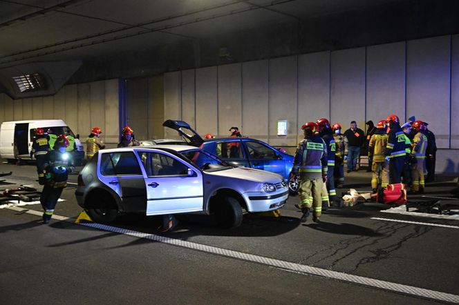 Pożar i dachowanie auta w tunelu POW