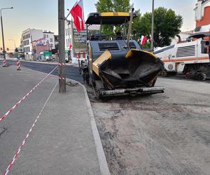 Na ul. Armii Krajowej powstaje już nowa nawierzchnia. Jej skrzyżowanie z ulicami Wojskową i Piłsudskiego zostanie zamknięte na kilka dni.