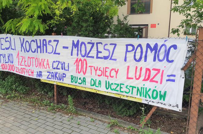 Baner z prośbą o złotówkę