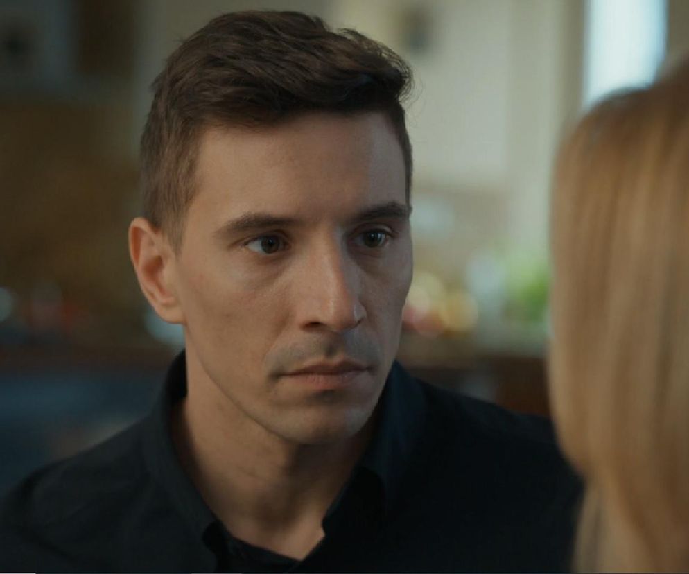 Tomasz (Jakub Sokołowski) z serialu „Barwy szczęścia”, patrzący z niepokojem na matkę Wandę (Maja Barełkowska), której kiepskie pomysły przerażają syna. Zdjęcie ilustruje fragment artykułu o serialu Barwy szczęścia, dostępny na Super Seriale.