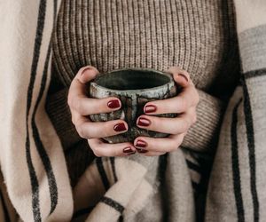 Ten kolor paznokci to kwintesencja elegancji. Idealnie pasuje do jesiennych stylizacji