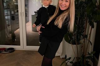 Hanna Lis z dzieckiem na kolanach