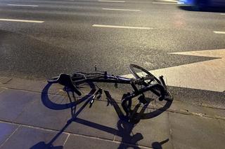 Dramat na drodze. Rozpędzone auto zmiotło rowerzystę z jezdni. Cyklista przeleciał kilkanaście metrów w powietrzu