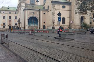 Kuriozum w centrum Krakowa. Tramwaje przepuszcza dróżnik