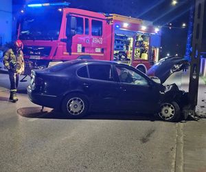 Uszkodzona latarnia i rozbite auto na ulicy Kościelnej w Starachowicach