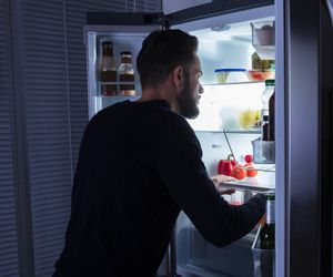 Co jeść, gdy późno w nocy dopada głód? Oto 11 propozycji