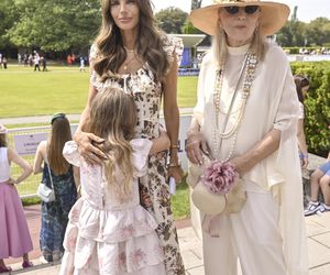 Weronika Rosati z rodzicami na Derbach w Warszawie. Na czerwonym dywanie pojawił się tłum gwiazd!