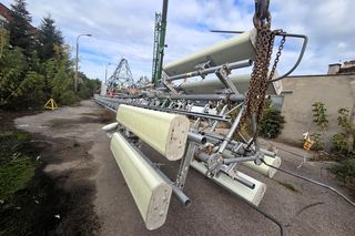 Postawili 32-metrowy maszt, a teraz go zdemontowali! Afera w Ostrowcu Świętokrzyskim [ZDJĘCIA]