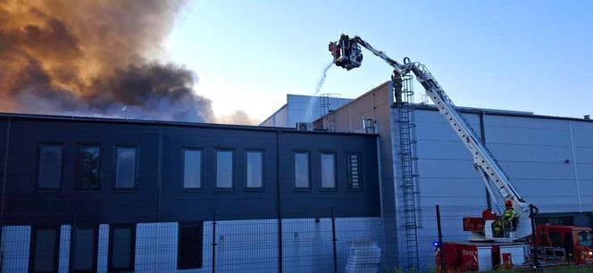 Pożar w magazynie firmy spożywczej. Słup ognia i dymu widać z daleka. 200 strażaków walczy z płomieniami