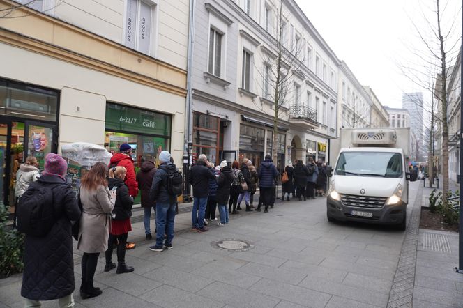 Tłusty Czwartek 2025 w Warszawie. Kolejka do cukierni "Pawłowicz" na Chmielnej