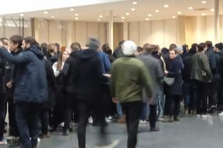 Kibice Djurgårdens IF oczekujący na mecz z Lechem Poznań na MTP