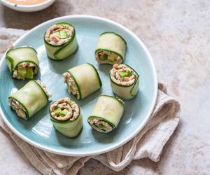 Wędzonego łososia zawijam w plastry ogórka. W kilka minut mam pyszne i oryginalne sushi 