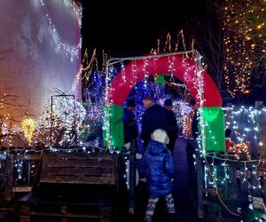 Najbardziej oświetlony dom w Polsce jest w Bydgoszczy. Za tymi świątecznymi lampkami stoi wzruszająca historia