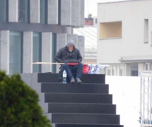 Incydent na placu Piłsudskiego w Warszawie. Mężczyzna wszedł na pomnik Ofiar Tragedii Smoleńskiej. „Zostanie w szpitalu”