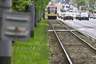 Katastrofalny stan torowiska na al. Waszyngtona. Tramwajarze naprawią tylko fragmenty 